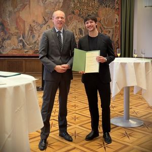 Reinhold Vollbracht, President of the Deutsche Bundesbank Regional Office in Bavaria with awardee Dominik Asam