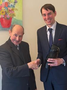 Dr. Rudolf Leška congratulates Prof. Dr. Dr. h.c. Adolf Dietz on being awarded the Jan Löwenbach Prize.