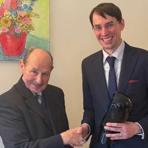 Dr. Rudolf Leška gratuliert Prof. Dr. Dr. h.c. Adolf Dietz zur Auszeichnung mit dem Jan-Löwenbach-Preis